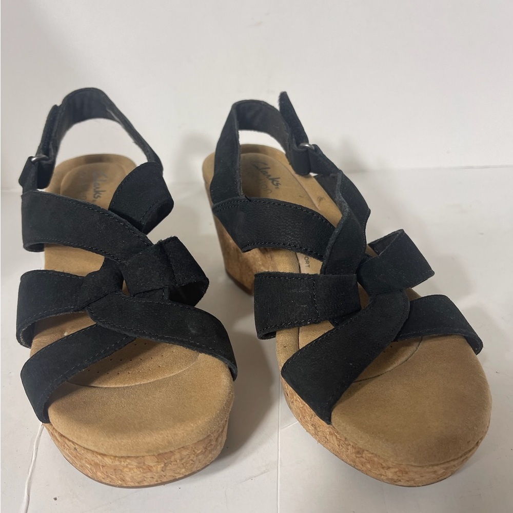 Clarks Black and Tan Wedge Strappy Open Toe Sandals size 7